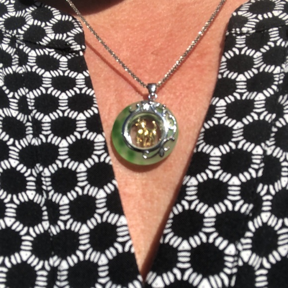 Elegant Green Jade with gold spinning Bull on a Italian Silver Necklace - Picture 4 of 4